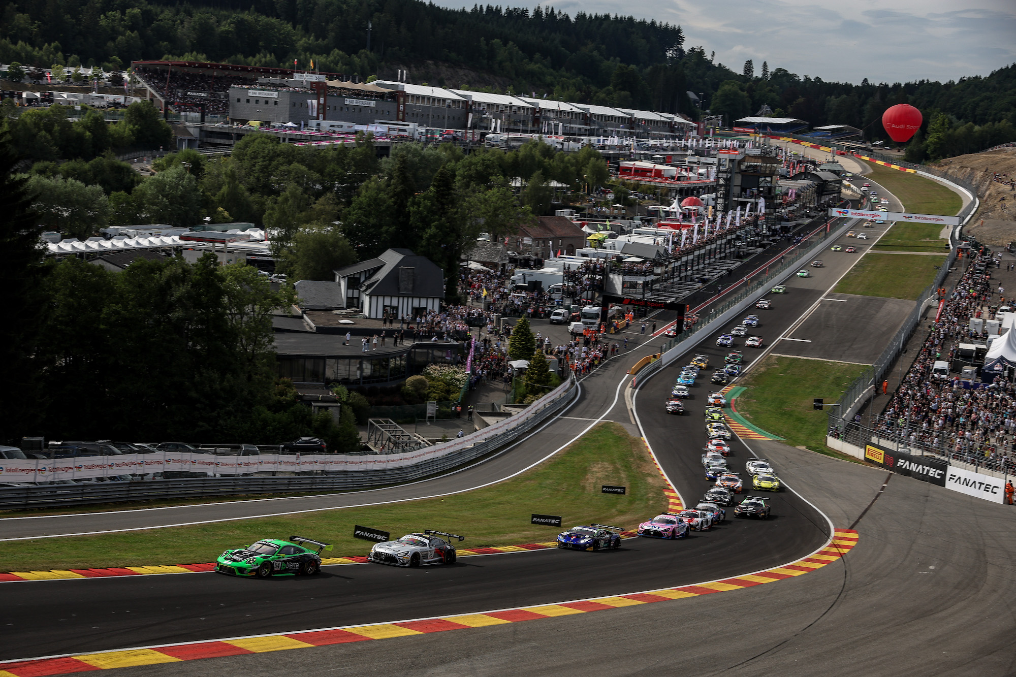 1-hour update: Dinamic Motorsport leads at Spa with #54 Porsche ...