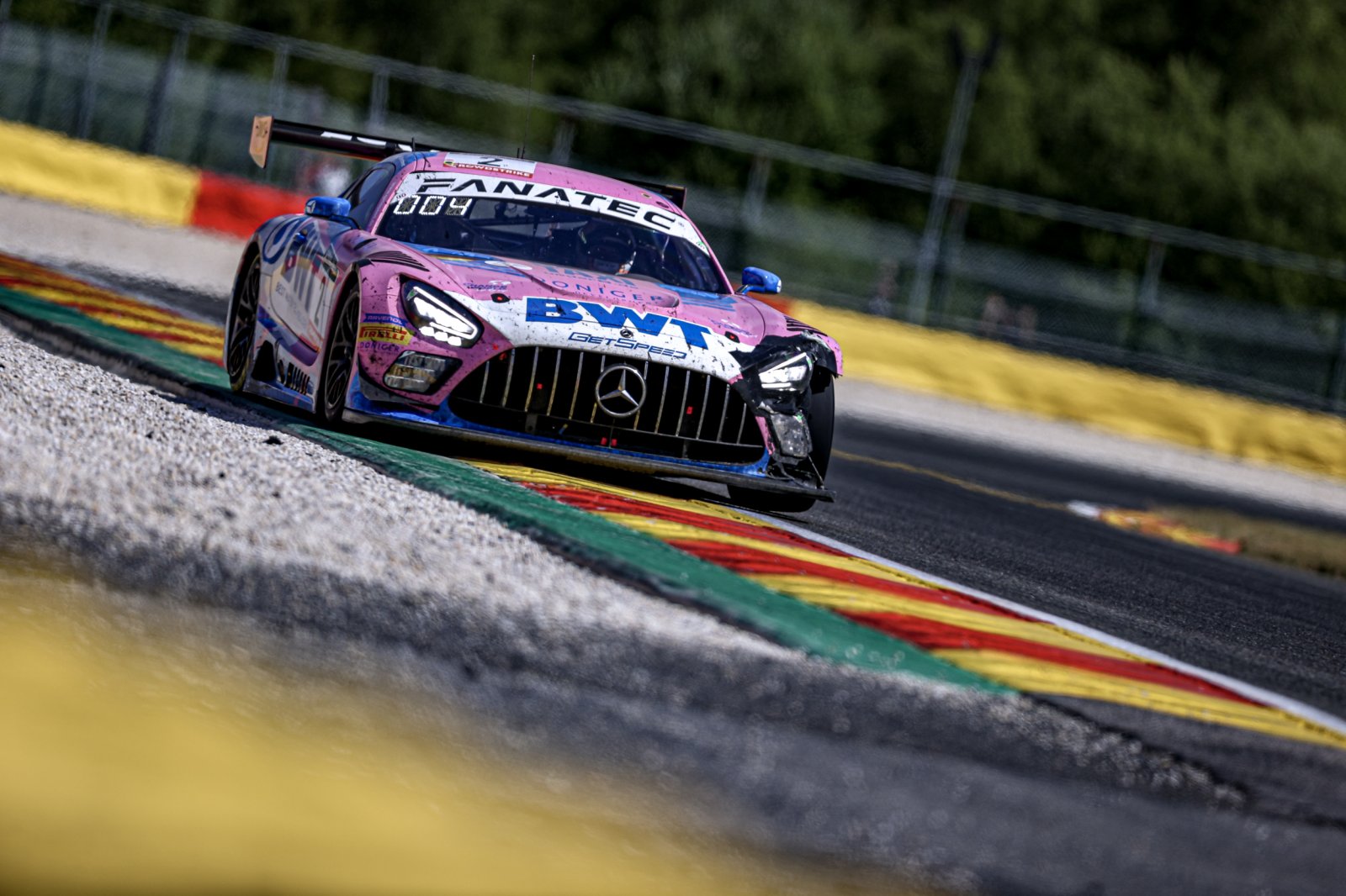 90 minutes to go: Mercedes-AMG in two-car showdown for TotalEnergies 24 Hours victory 
