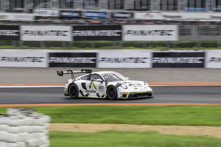 Güven puts Pure Rxcing Porsche on top in Pre-Qualifying at Valencia